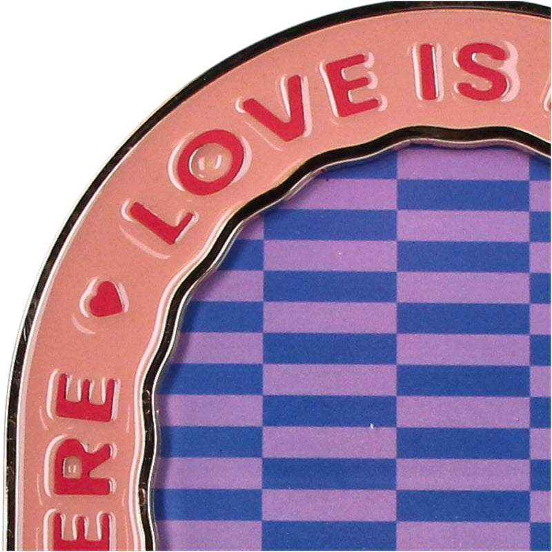מסגרת: Love Is Here