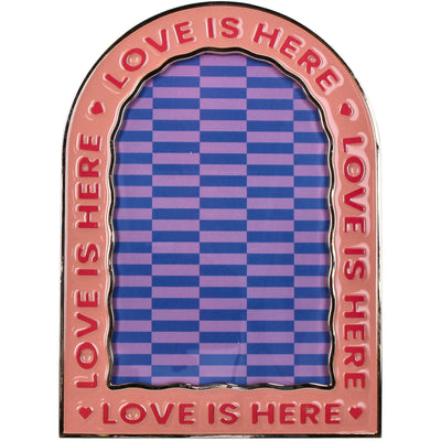 מסגרת: Love Is Here