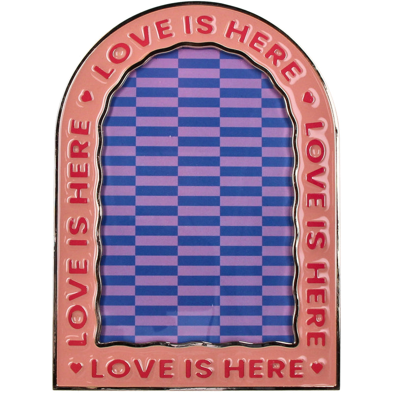 מסגרת: Love Is Here