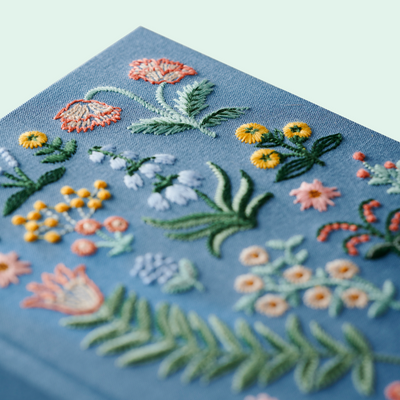 מחברת בכריכה רקומה: Menagerie Garden