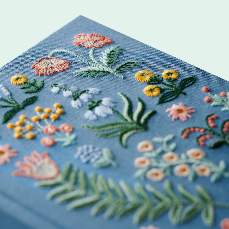 מחברת בכריכה רקומה: Menagerie Garden